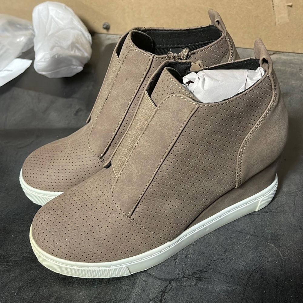 Off brand lace up bootie, size 6.5